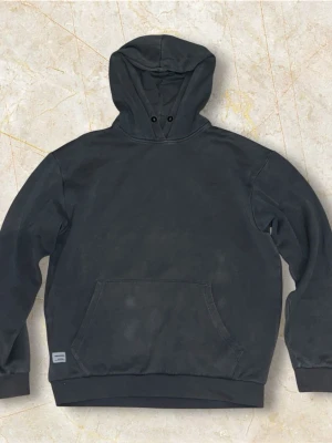 Jack & jones hoodie - En stilren mörkgrön hoodie från jack & jones med klassisk huva och stor magficka framtill. Perfekt för en avslappnad och trendig look. Storlek S.