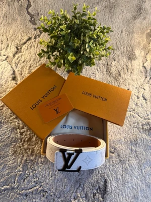 Bälte  - Bälte - Storlek: 125cm📏  - Skick: 10/10♻️   - Pris: 300kr💵   - Färg: Vit,Svart - Frakt: Fraktas samma dag, anländer till ditt hus inom 3-4 dagar🚚   Tveka inte att skriva vid minsta fråga!💭 Du får även med en håltång 🙌🏻😄 