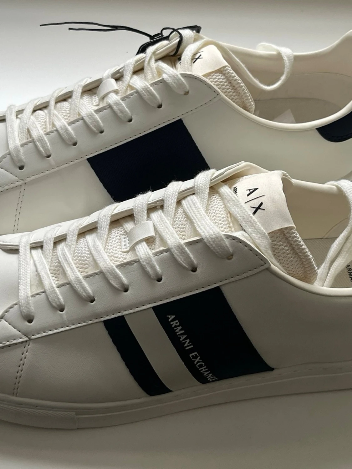 Vita Armani Exchange sneakers med blå detalj - 3