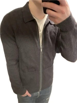 Grå stickad cardigan - Säljer en riktigt snygg grå stickad cardigan. Modellen är 180cn, 75kg. Tröjan är endast lite nopprig vilket tas bort med hjälp av noppermaskin innan den skickas. (Det är endast spegeln som är lite fläckig). Priset kan såklart diskuteras! Kolla gärna min profil för mer plagg!