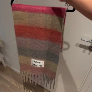 Halsduk Acne Studios - Mjuk och fluffig halsduk från Acne Studios i fint skick. Enbart använd ett fåtal gånger. 
