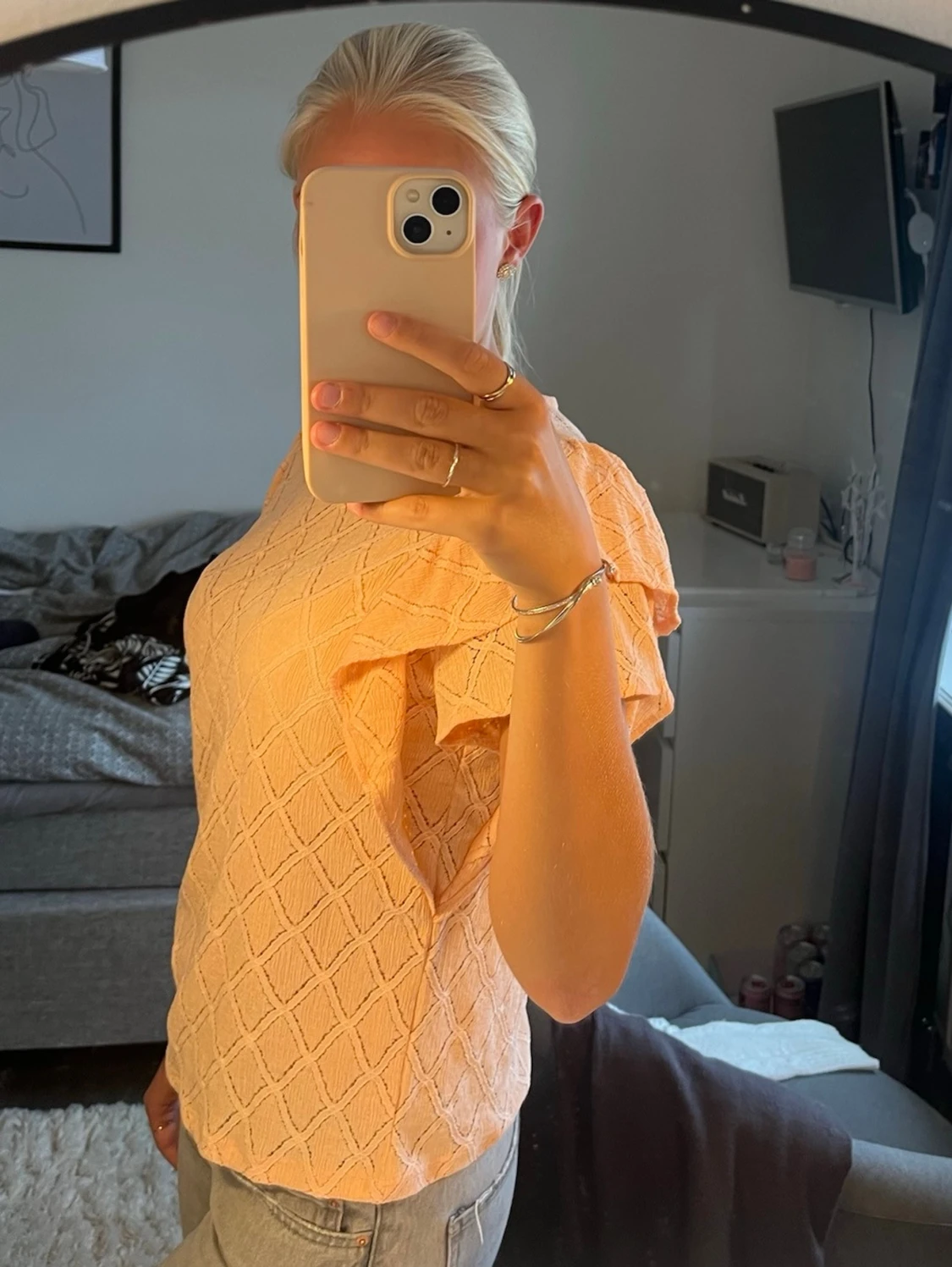 Persikofärgad blus med volangärm - 2