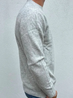 Ljusgrå stickad tröja herr - Säljer denna stilren ljusgråa merino ull tröjan från veranto💯Den är helt ny dock var den för lite för mig. Jag skulle säga att den passar dig som är mellan 177 och 183. Perfekt för lager på lager och enkel att matcha med jeans.