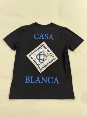 Svart Casablanca t-shirt med tryck - Snygg svart t-shirt från Casablanca.  Klassisk passform och rund hals, STORLEK M Och L