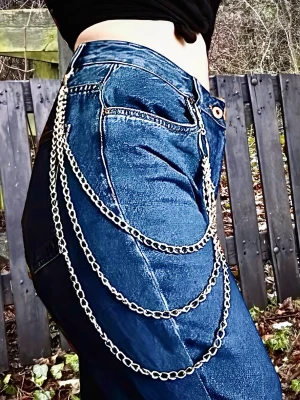 3-radig plånbokskedja med karbinhakar! - 3-radig plånbokskedja med karbinhakar. Längd: 50, 55 & 60 cm. Oanvänd.