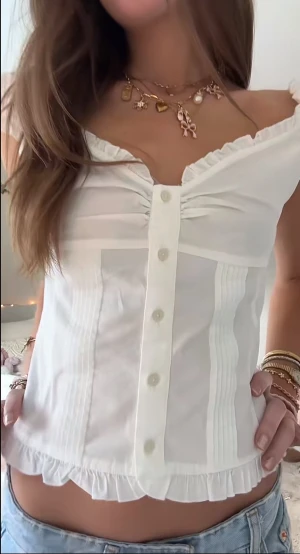 Fin vit topp från Brandy Melville! - Fin vit topp från Brandy Melville! Helt ny 💗  På hemsidan stod det storlek xs/s  Kika gärna in mina andra plagg, vill få bort så mycket som möjligt