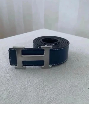 H - Jätte fin blå bälte 