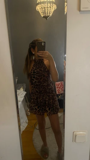 Klänning - Klänning med leopardmönster, aldrig använd. 