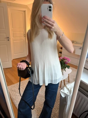 Plisserad vit ärmlös blus , hm - Säljer en snygg vit ärmlös topp med plisserat tyg och lös passform. Passar perfekt till alla tillfällen. Storlek xs men passar nog även S. Pris kan diskuteras vid snabb affär. Inga defekter, i perfekt skick!