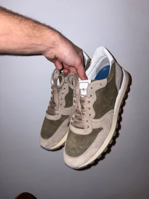 Mocha skor från Georgio - Stilrena sneakers från Giorgio handgjorda. Storlek 42. Använt ett fåtal gånger och säljer pga att de är för små. Nypris 220€