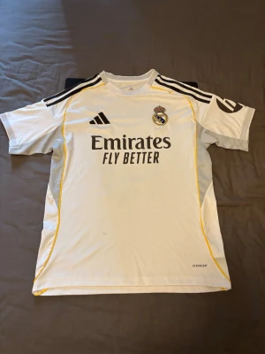 Real Madrid tröja - Real madrid hemma tröja från säsongen 26/27 med mbappe på ryggen, har lite fläckar skriv för bild. Finns taggar och är i väldigt nytt skick.