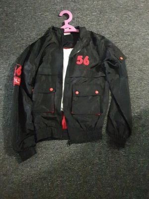 Vit t-shirt med vintage-tryck - Säljer en vit t-shirt med ett färgglatt retrotryck på bröstet där det står 'VINTAGE 1980' och motiv av en stadssilhuett i solnedgångsfärger. T-shirten har rund hals och korta ärmar, perfekt för dig som gillar en old school vibe.