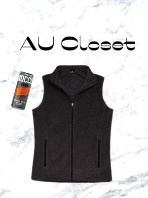 Grå fleece väst  - Snygg svart fleece väst med dragkedja framtill och två praktiska fickor med dragkedja. Västen har en stilren design och hög krage som håller dig varm. Perfekt för lager-på-lager och passar till många olika outfits.