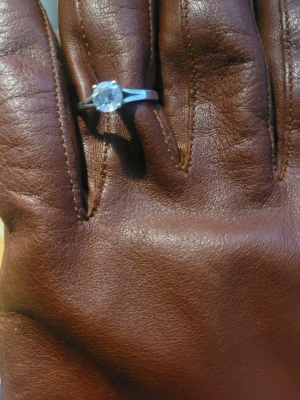 Ny silver ring med gnistrande sten. - Ny silver ring/alliansring.