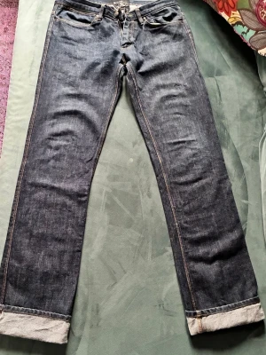 Acne Max Raw jeans - Säljer ett par mörkblå raka jeans från Acne, modell Max Raw. Jeansen är i stilren och klassisk femficksdesign. W 33 Längd 34. 100 % bomull. 