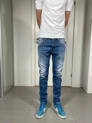 2 St Replay  - Säljer nu dessa Replay Anbass Hyperflex Jeans, W32 o L32, skriv för fler bilder/frågor🙌🏼 Säljer nu desss Replay Anbass Hyperflex jeans I W32 o L34, skriv för fler bilder/frågor🙌🏼