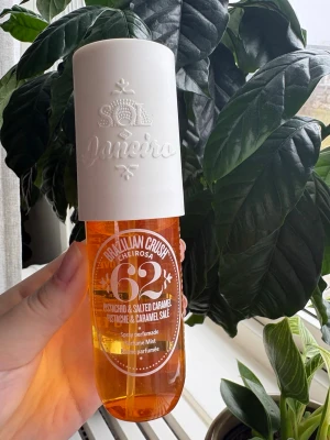 Sol de Janeiro 62 - Hej, säljer min Sol de Janeiro 62 bodymist. Den är 90 ml och på tredje bilden ser man hur mycket som är kvar. Hör gärna av dig om du har mer frågor ☀️🥥🌴🌰