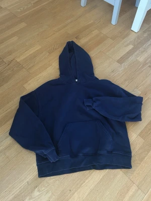 Mörkblått loungewear set med hoodie - Säljer ett mysigt loungewear set i mörkblått med en hoodie och matchande byxor💕💕Hoodien har en stor ficka framtill och ribbade muddar vid ärmar och midja. Byxorna har en avslappnad passform💕💕I Bra skick💕💕Nypris ca 500 kr för båda plaggen , jag säljer båda byxorna och tjocktröjan för 100 kr tillsammans💕💕Hör av er vid intresse💕💕