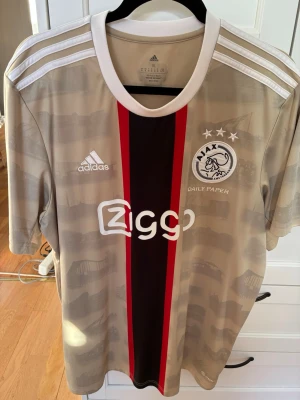 Fotbollströja  - Säljer denna Ajax tröjan. Bra skick och har används sparsamt! 