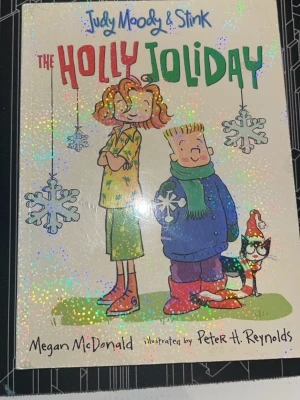 Judy Moody & Stink: The Holly Joliday - Rolig och färgglad kapitelbok på engelska om Judy Moody och Stink, skriven av Megan McDonald och illustrerad av Peter H. Reynolds. Omslaget har glittrande snöflingor och tecknade figurer i vinterkläder. Perfekt för dig som gillar humor och vinteräventyr.