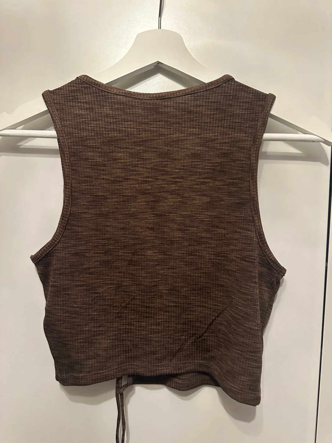 Brun ribbad linnetopp med snörning - 1