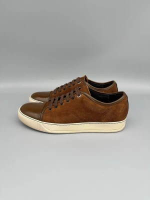Lanvin Dbb1 Patent Cap Toe Skor Brun Mocka - • The shoes have been gently used and are in very good condition  • Size: EU40 / UK6 (fits 41)  • Color: Brown  • Retail price: 5000 SEK / 450€  • No accessories included