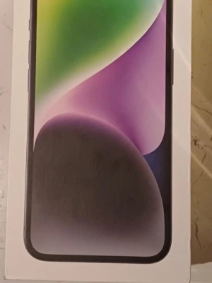 IPhone 14-128GB - Säljer min iPhone 14 (128GB) i mycket bra skick. Den har använts varsamt och alltid haft skal och skärmskydd. Inga större repor eller märken, utan bara någon få liten repa som knappast är synlig så den ser överlag väldigt ny ut.   Batterihälsa: 84%  eSim (ingen fysisk SIM-kortplats)  Färg: Midnight  Olåst för alla operatörer   Telefonen fungerar utan problem och är genomtestad.     Pris: 4450 kr (kan diskuteras vid snabb affär)