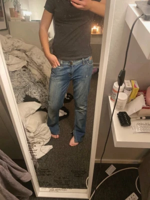 Vintage jeans - As snygga och coola jeans, vet inte märket. Slits längst ner som gör att de lägge risig snyggt över skor. Storlek 40 men passar mig som har M