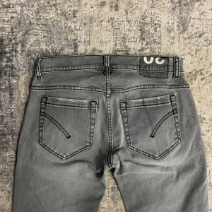 Dondup George - Säljer ett grått par Dondup George i storlek W30, jeansen är i mycket bra skick. Nypris ligger på 3400kr.