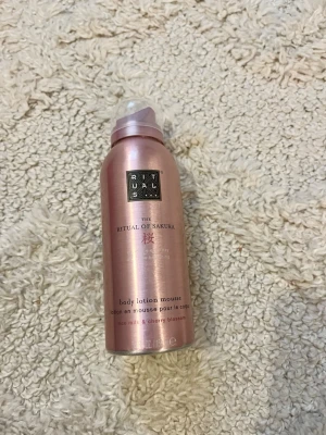 Sakura body mousse - Rituals The Ritual of Sakura body lotion mousse med risextrakt och körsbärsblomma. 150 ml 🌸 