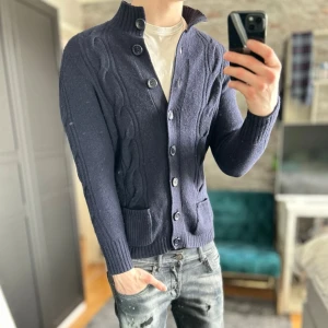 Finstickad cardigan - Bra skick, inga defekter men lite utänjd! 100% ull och känns som kashmir. Passar dig som är mellan 175-185cm ungefär. Nypris ca 2000kr. Modellen är 185 cm, 75kg. Passar bra nu till våren! Skriv för mer information!🤝