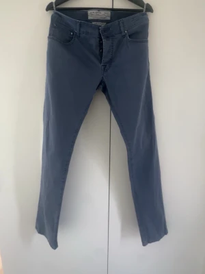 Blå jeans från Jacob Cohen - Snygga blå jeans från Jacob Cohen. Pris kan diskuteras