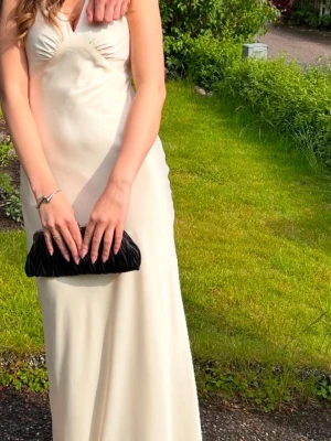Balklänning - Jättefin cremefärgad balklänning, använd en gång. Nypris: 1000kr💗 Passar även S