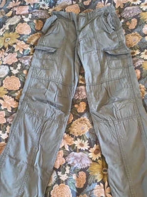Gröna cargobyxor med fickor - Säljer ett par gröna cargobyxor med flera praktiska fickor på sidorna. Pris går att diskutera. 💞💞 