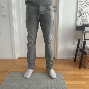 Nudie jeans  - Nudie Grim Tim 32/32  Använda fåtal gånger. 
