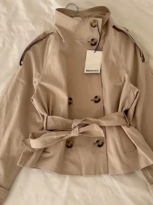 Beige trenchcoat från Bershka - Ny med prislapp! Endast testad, storlek S/36 💞