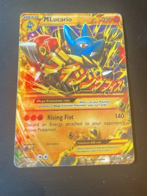 Pokémonkort Mega Lucario EX - Säljer ett samlarkort från Pokémon, Mega Lucario EX med färgstark och glansig design. Kortet har japansk text, HP 220 och attacken Rising Fist. Perfekt för dig som gillar att samla eller spela Pokémonkort.