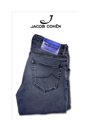 Jacob Cohën Slim Nick jeans strl 30 - Ett par jeans från Jacob Cohën, modell Slim Nick i storlek 30. Slim fit med modern passform. Modellen är utgången och finns inte längre att köpa i butik. Hög kvalitet och tillverkade i Italien. Kolla äkthet på sista bild om du vill. 