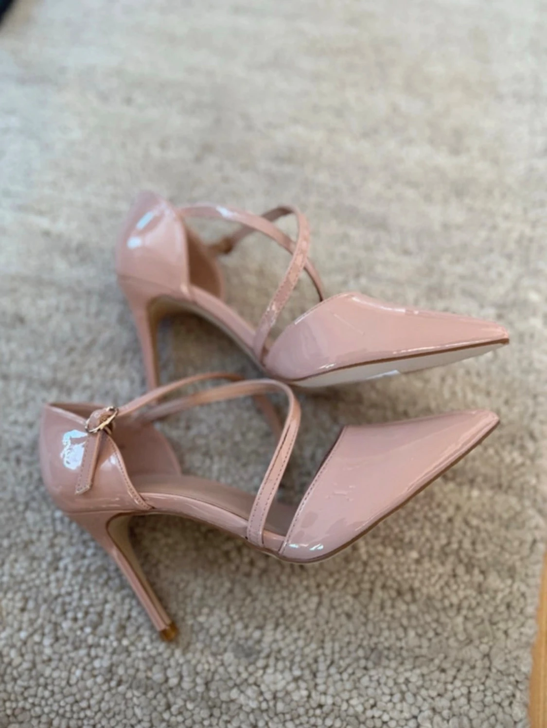 Nude lackpumps med remmar - 3