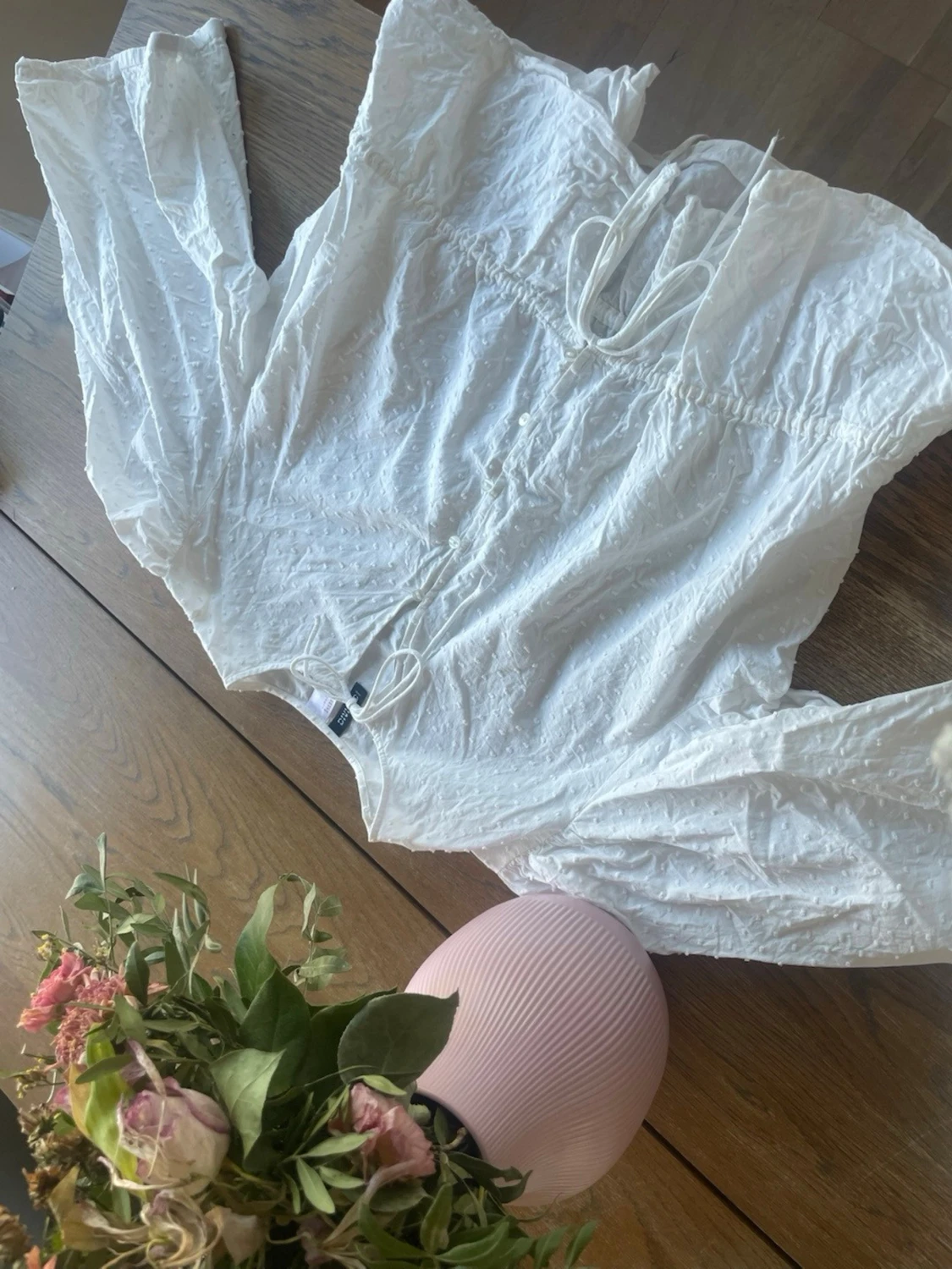 Vit blus med knytband och struktur - 1