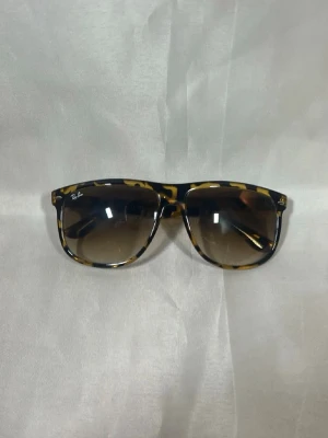 Rayban boyfriend  - Sjukt snygga glajor till sommaren! Helt nya! Vid mer frågor eller bilder är det bara att skriva! 