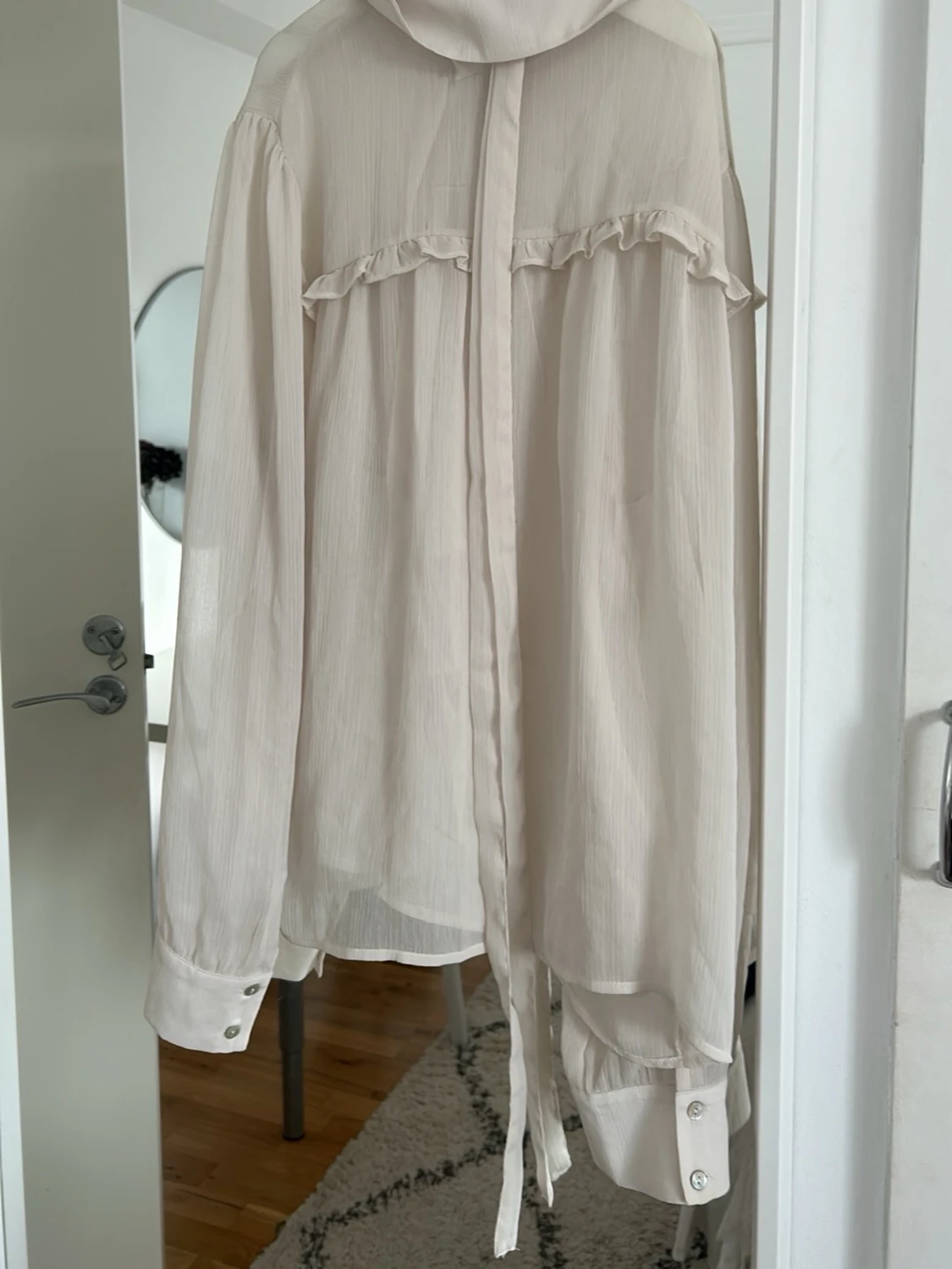 Vit blus med volang och knytband - 1