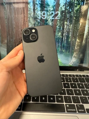 iPhone 15 128GB - iPhone säljes. Batterihälsa 87%. Cykelantal 550. Tillverkningsdatum januari 2024. Första användning maj 2024. Telefonen är i gott skick, finns lite repor på skärmen och ramen av använding, men inga sprickor. Telefonen funkar felfritt och Privacy skärmskydd sitter på tillsammans med ett magsafe skal.