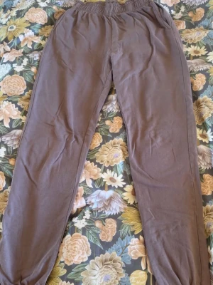 Bruna mjukisbyxor  - Säljer ett par bekväma bruna mjukisbyxor från Nelly. Pris går att diskutera 💞 