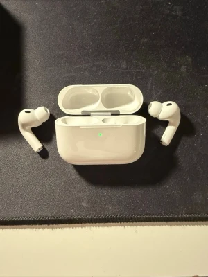 Trådlösa hörlurar 2pro - Väldigt bra skicka som nytt typ. Säljer dom pågrund av att jag inte använder dom längre. Hör gärna av dig om du är intresserad!!