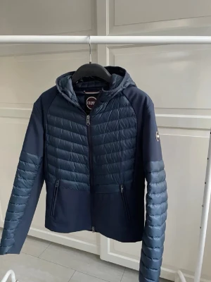 COLMAR HYBRID CARDIGAN - Tjena! Säljer denna riktigt sköna Colmar Jackan✔️ Storlek 46 (S)✔️ Skriv vid minsta fundering✔️