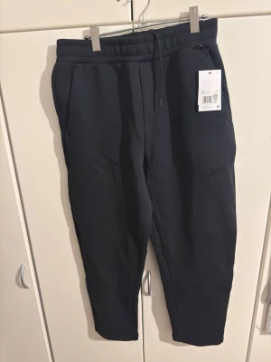 Svarta mjukisbyxor - Snygga svarta mjukisbyxor och fickor på sidorna. Byxorna har en bakficka och en stilren, avsmalnande passform. Perfekta för en chill och avslappnad look. Materialet känns mjukt och bekvämt. OBS TAGG STÅR XXL MEN PASSAR EGENTLIGEN M-L