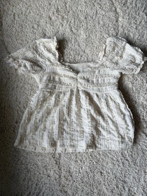 Vit sommartopp - Använd fåtal gånger. Jättefin till sommarn🥰