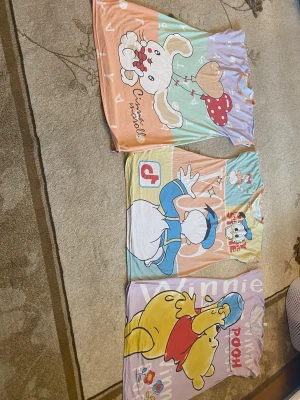 Pastellfärgat nattlinne med Cinnamoroll - Supersött nattlinne jag säljer alla för 60kr det finns fläckar och några håll det är därför jag säljer alla för 60kr de passar folk som är stolek M och S 