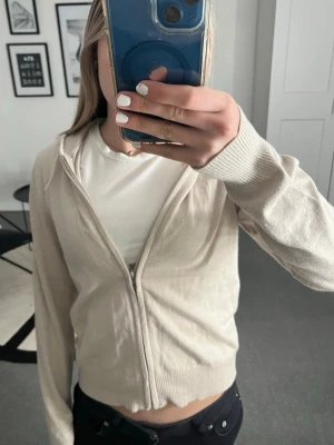 Beige kofta - Beige kofta från lager 157 i nytt skick. 